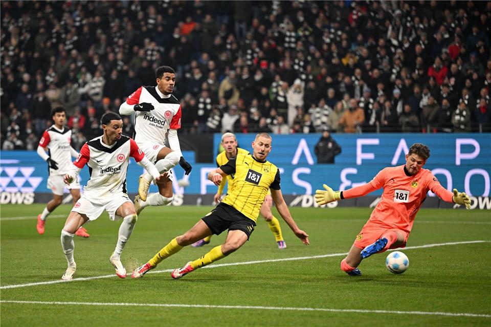 Der Einsatz von BVB-Keeper Gregor Kobel (r) in Frankfurt steht auf der Kippe. (Archivbild)Arne Dedert/dpa