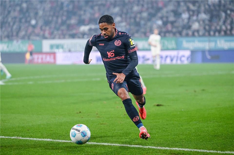 Der Einsatz von Phillipp Mwene gegen Borussia Mönchengladbach Harry Langer/dpa