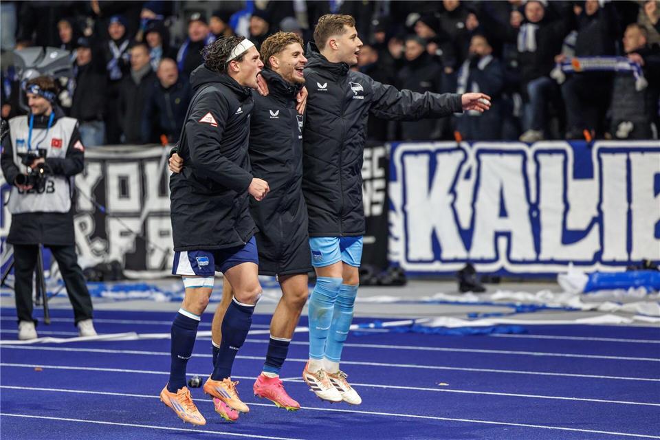 Der Einsatz von Reese (l.) und Dardai (m.) für Hertha BSC gegen Schalke ist ungewiss. (Archivbild)Andreas Gora/dpa