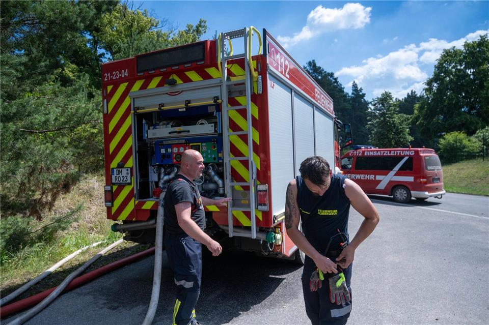 Der Einsatz wegen eines Großbrandes bei Neustrelitz dürfte noch länger dauern.Stefan Sauer/dpa