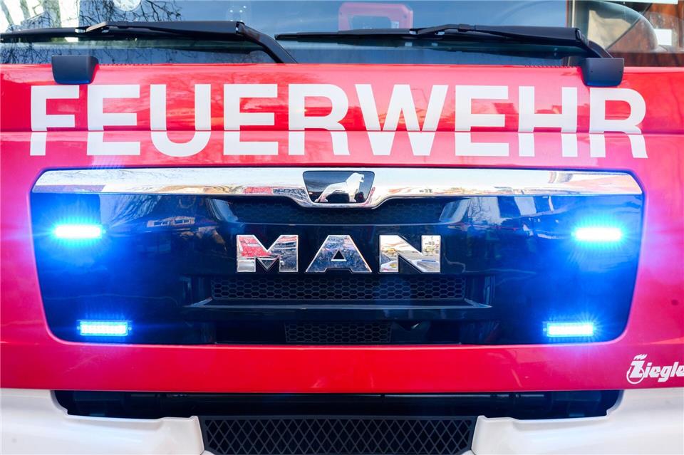 Der Einsatz werde noch einige Zeit dauern, hieß es am Donnerstagabend. (Symbolbild)Julian Stratenschulte/dpa