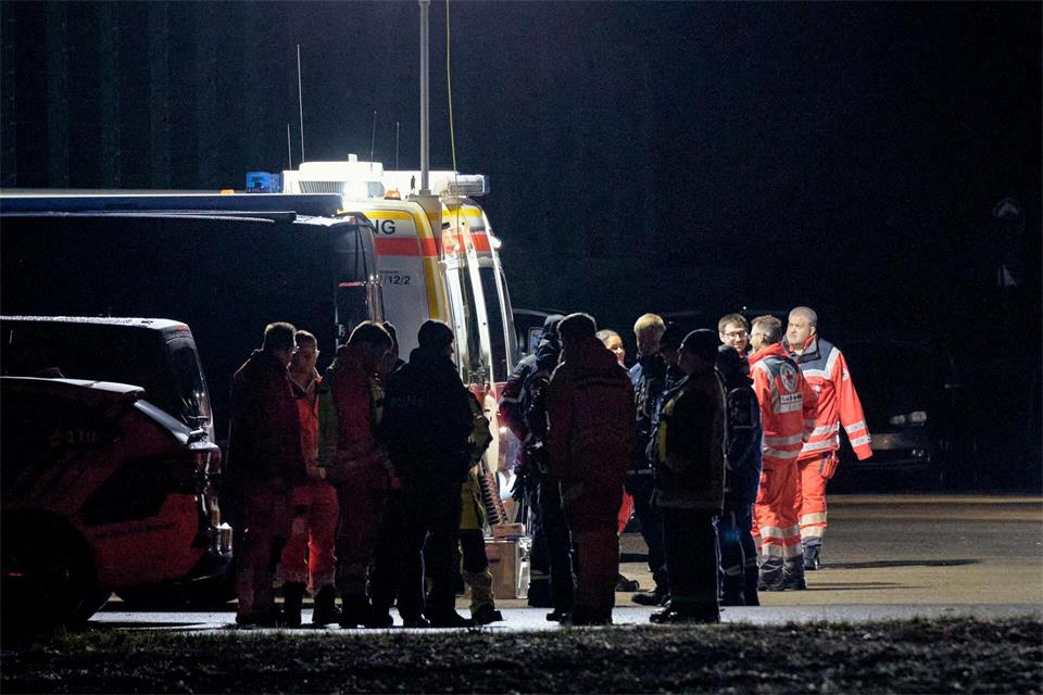Der Einsatz zog sich bis tief in die Nacht.Tizian Gerbing/dpa