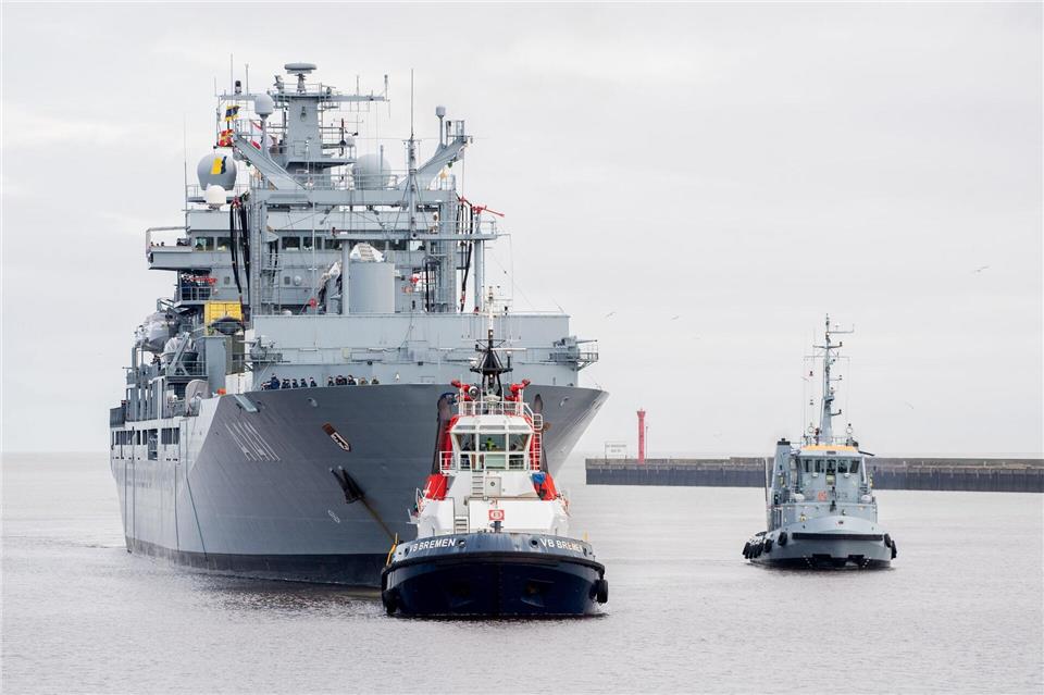 Der Einsatzgruppenversorger „Berlin“ läuft in den Hafen am Marinestützpunkt ein. Das Marineschiff ist nach einem monatelangen Einsatz nach Wilhelmshaven zurückgekehrt.Hauke-Christian Dittrich/dpa