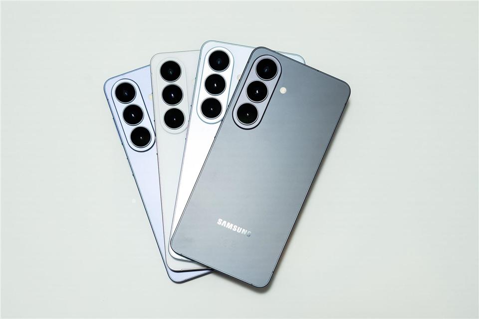 Der Einstieg in Samsungs S26-Serie kostet mindestens 999 Euro (UVP). Wer ein paar Wochen wartet, wird einen günstigeren Preis im Onlinehandel vorfinden, sagen Analysten.Benjamin Pritzkuleit/Samsung/dpa-tmn