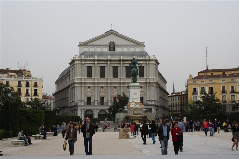 Verletzte und Vermisste nach Gebäudeeinsturz in Madrid Der Einsturz geschah unweit des Madrider Opernhauses Teatro Real. (Archivfoto)Europapress/dpa