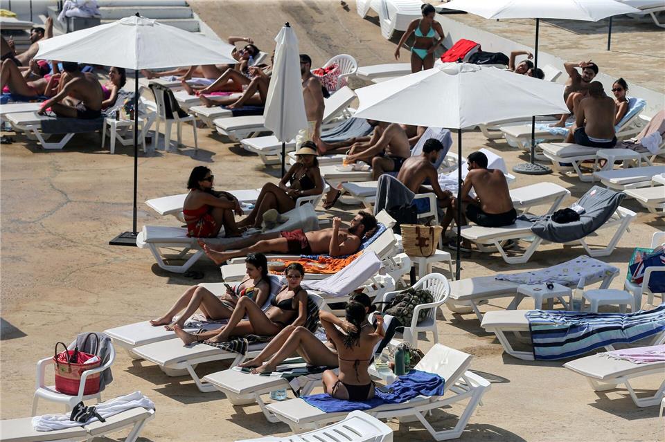 Der Eintritt zum Beiruter Strandclub „Sporting“ kostet in diesem Jahr mindestens 30 Euro. Marwan Naamani/dpa