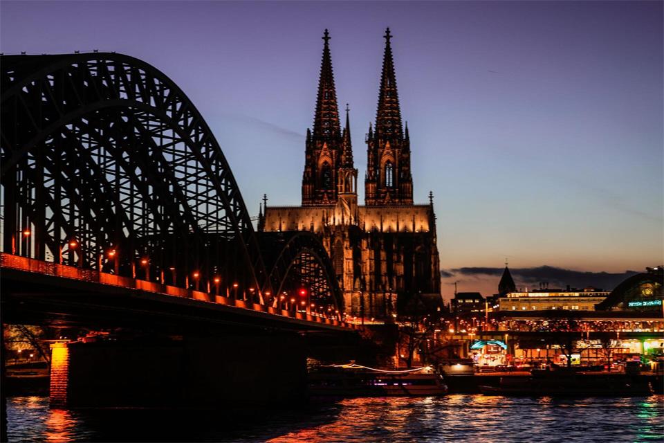 Der Eintritt zum Kölner Dom ist diese Woche vier Tage gratis. (Archivbild)Oliver Berg/dpa