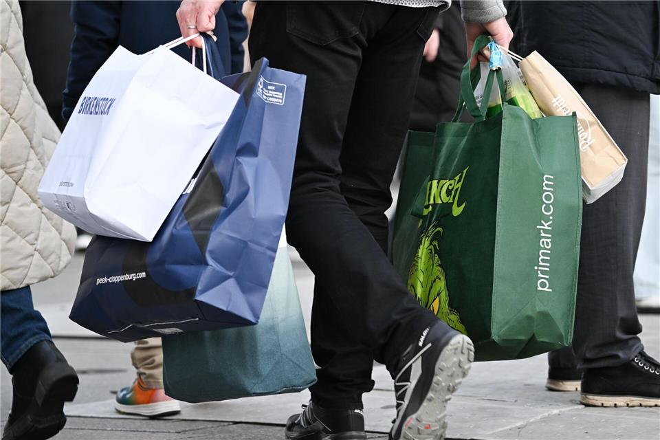 Der Einzelhandel belebt die Innenstädte. Mit einer Kampagne rückt der hessische Handel das Einkaufen vor Ort in den Mittelpunkt. (Archivfoto)Arne Dedert/dpa