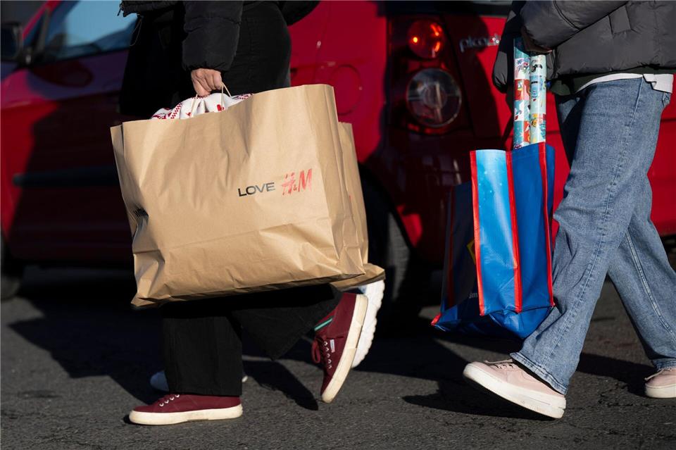 Der Einzelhandel setzt vor Weihnachten auf die letzten Einkaufstage und hofft nach einem bislang verhaltenen Geschäft auf einen Endspurt (Archivbild) Sebastian Kahnert/dpa