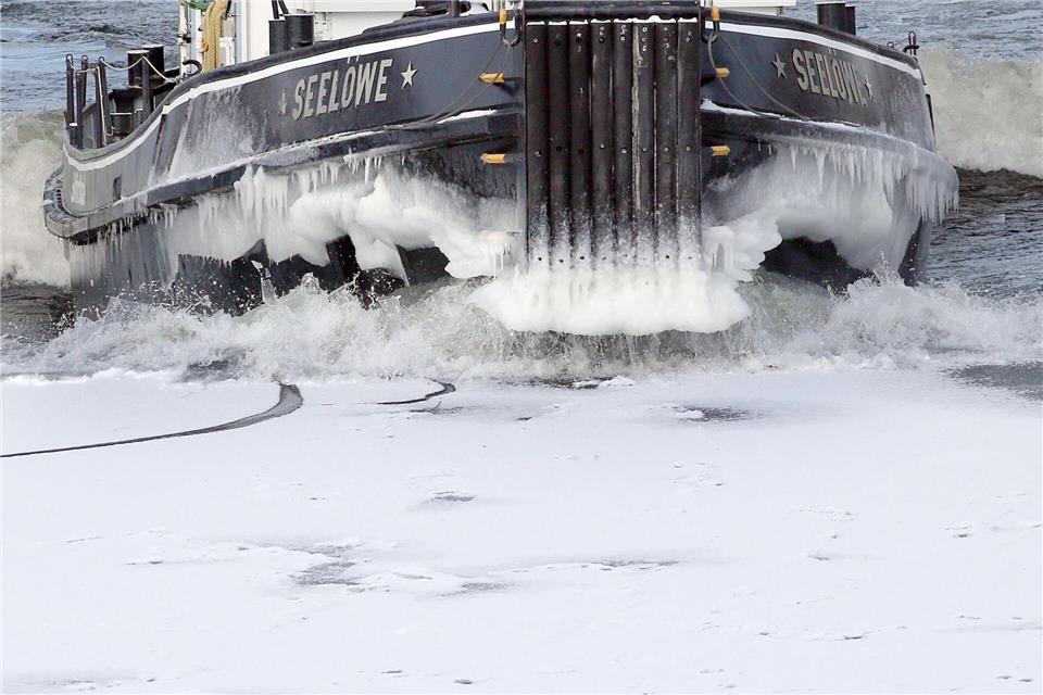 Der Eisbrecher „Seelöwe“ ist derzeit auf der Unteren Havel-Wasserstraße und dem Teltowkanal unterwegs. (Archivbild)Wolfgang Kumm/dpa
