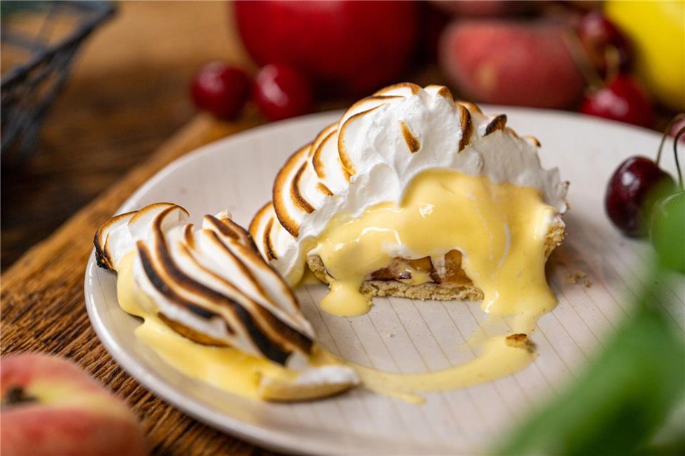 Der Eischnee des Eistörtchens sieht nach dem Grillen herrlich flambiert aus und schützt das Eis beim dreiminütigem Grillen vor dem Schmelzen. Das passiert dann erst auf dem Teller. Marian Moschen/Mann backt/dpa-tmn