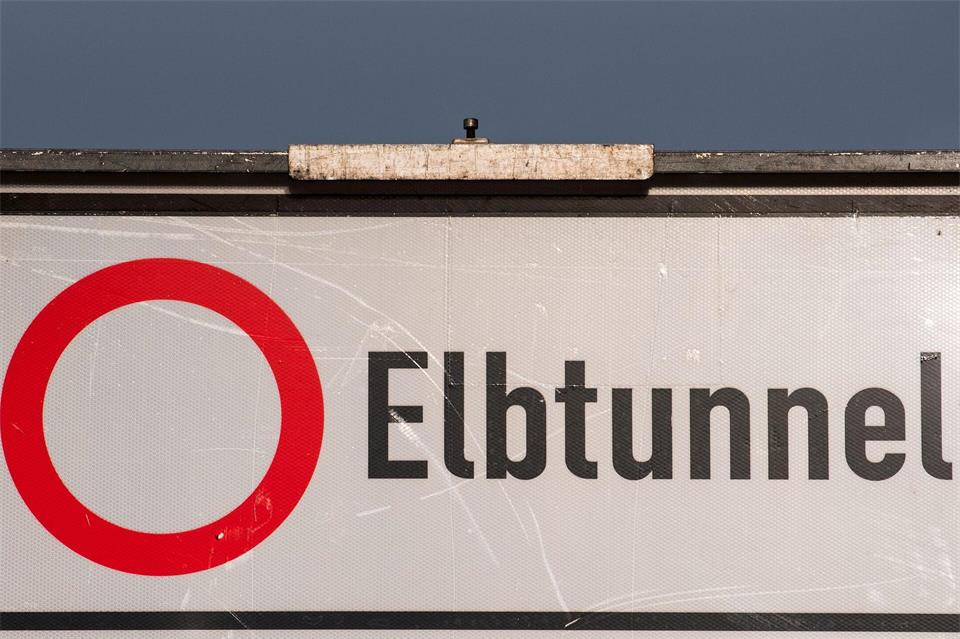 Der Elbtunnel wird am Freitagabend für 55 Stunden in beide Richtungen gesperrt. (Archivbild)Daniel Bockwoldt/dpa