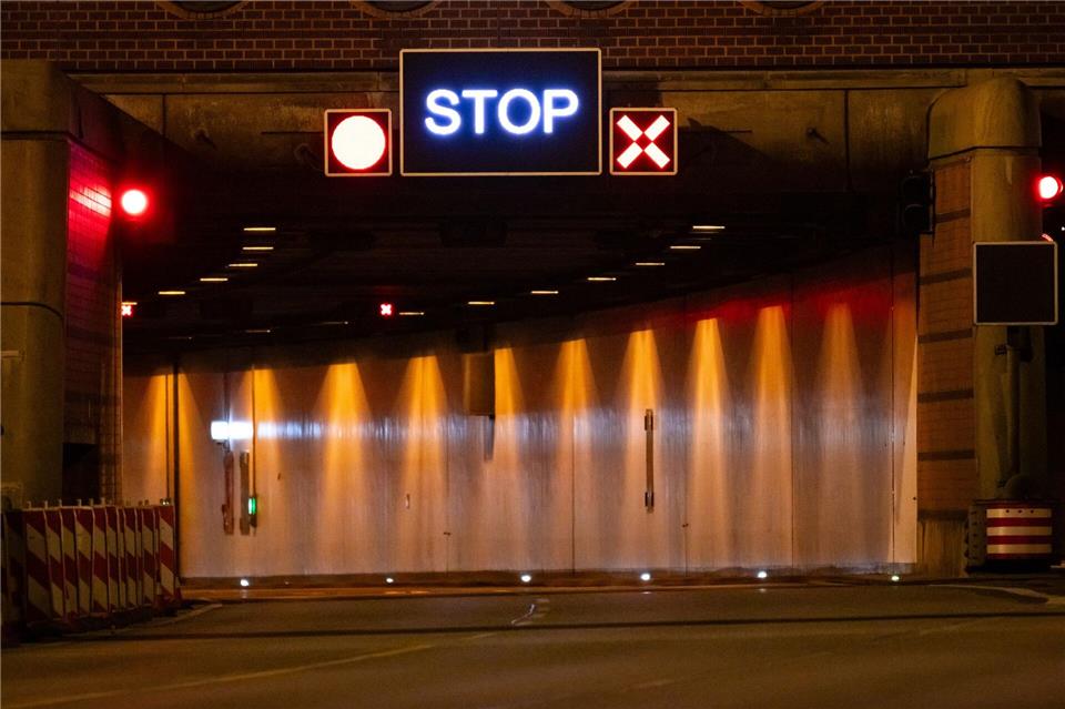Der Elbtunnel wird am Wochenende voll gesperrt. (Archivbild) Jonas Walzberg/dpa