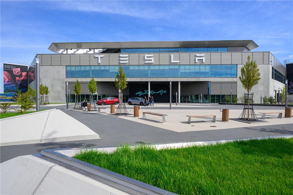 Tesla will Umweltbelastung senken - EU-Umweltsiegel erhalten Der Elektroautobauer Tesla hat für seine Fabrik in Grünheide eine EU-Umweltzertifizierung erhalten.Patrick Pleul/dpa