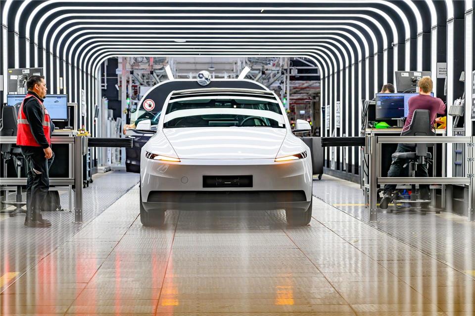 Der Elektroautobauer Tesla will in seiner Fabrik in Grünheide 1.000 Beschäftigte innerhalb weniger Monate neu einstellen. (Archivbild)Patrick Pleul/dpa