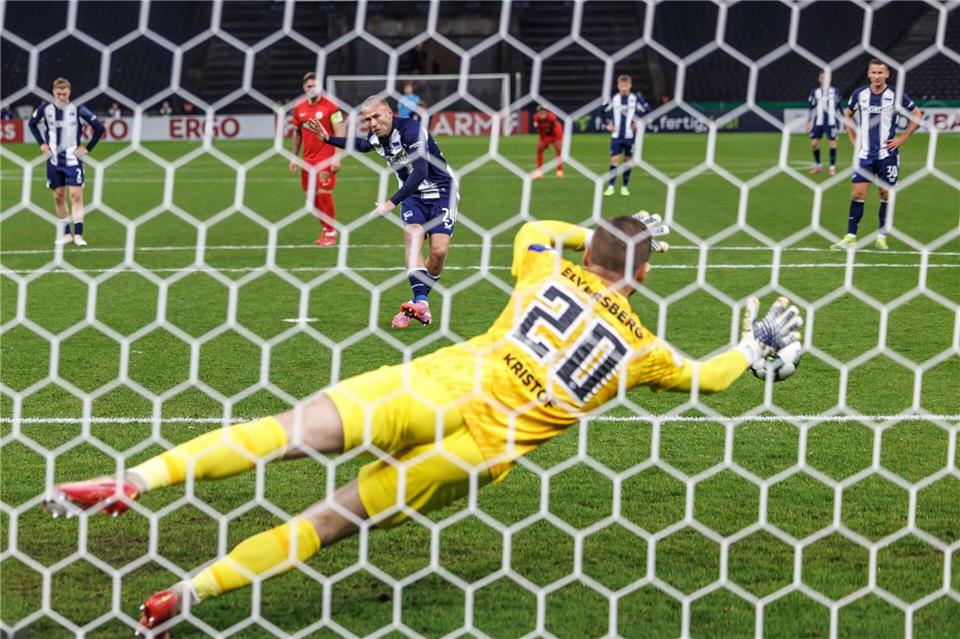 Reeses Geste: Erlösung für „super Jungen“ Thorsteinsson  Der Elfer war der Schlusspunkt des Spiels.Andreas Gora/dpa