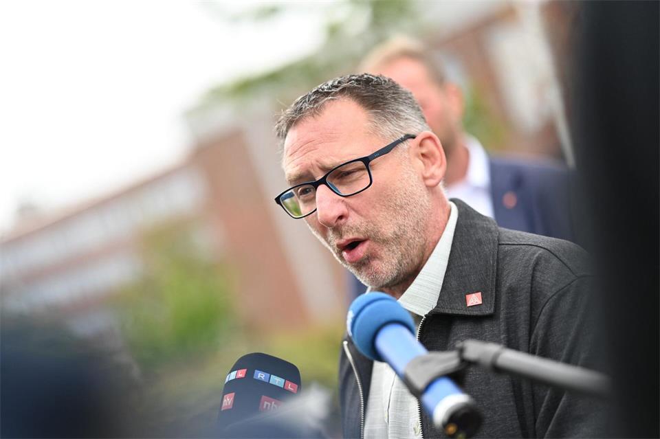 Der Emder VW-Betriebsratschef Manfred Wulff sieht eine Zukunft für den Standort. Lars Penning/dpa