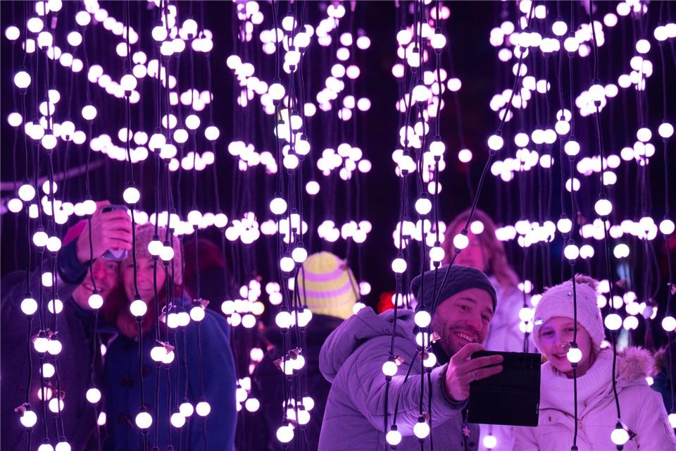 Der Ende des 19. Jahrhunderts angelegte Herfurth’sche Landschaftspark in Markkleeberg wird nach dem Debüt 2023 zum zweiten Mal illuminiert.Hendrik Schmidt/dpa