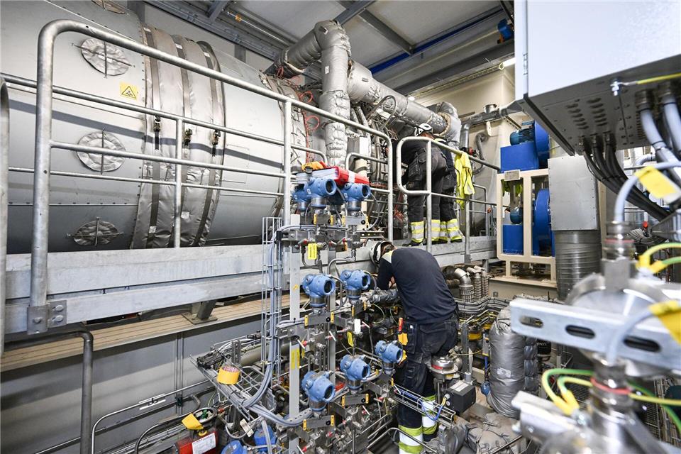 EnBW nimmt erstes wasserstofffähiges Gaskraftwerk in Betrieb Der Energiekonzern EnBW nimmt eines der ersten wasserstofffähigen Gasturbinen-Kraftwerke Deutschlands offiziell in Betrieb. Bernd Wei�brod/dpa