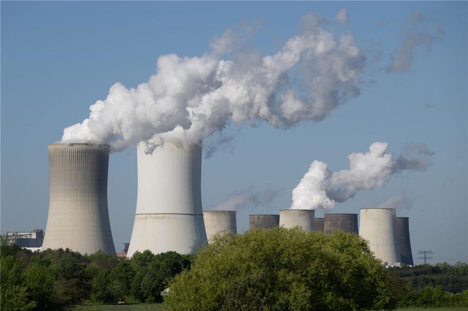 Der Energiekonzern Leag sieht keinen Mangel an Kühlwasser für Sachsens Kohlekraftwerke wegen des niedrigen Wasserstandes der Flüsse. (Archivbild) Sebastian Kahnert/dpa