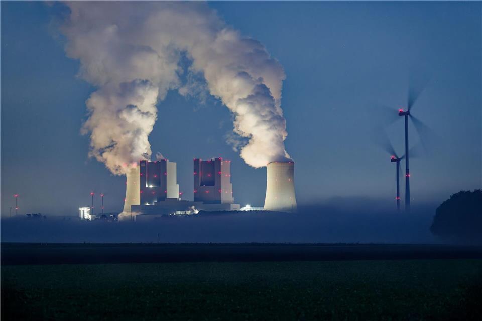 Der Energiekonzern RWE ist Betreiber des Braunkohlekraftwerks Neurath. Das Kartellamt vermutet, dass RWE eine marktbeherrschende Stellung hat. (Archivbild)Henning Kaiser/dpa