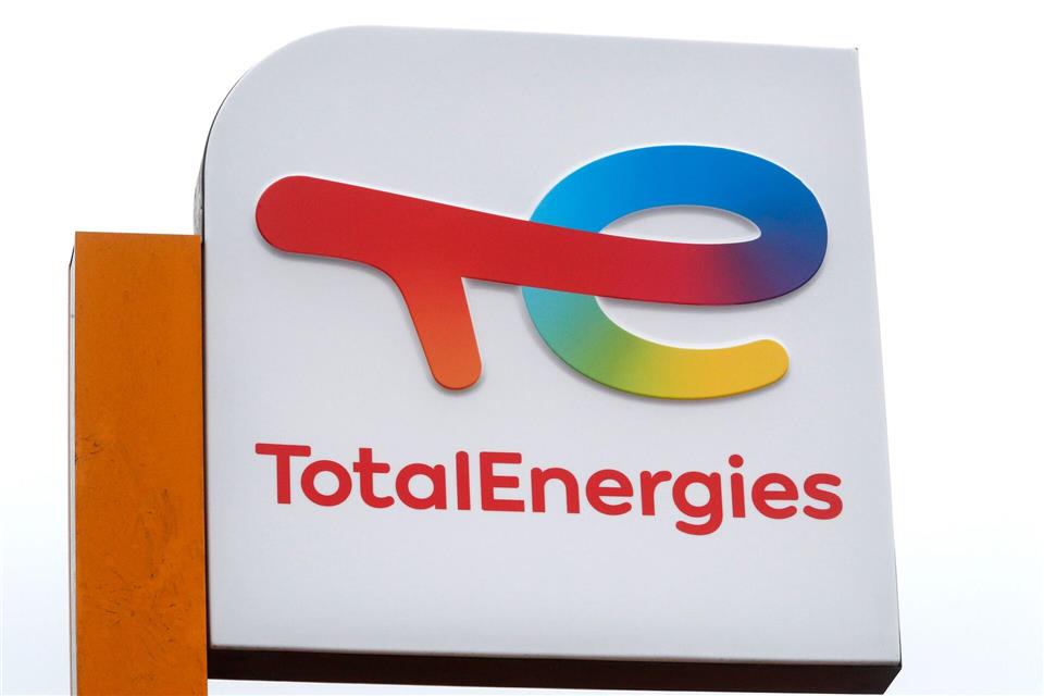 Der Energiekonzern Totalenergies hat nach Urteil eines Gerichts irreführend über die eigene Klimastrategie informiert (Archivbild).Michel Spingler/AP/dpa