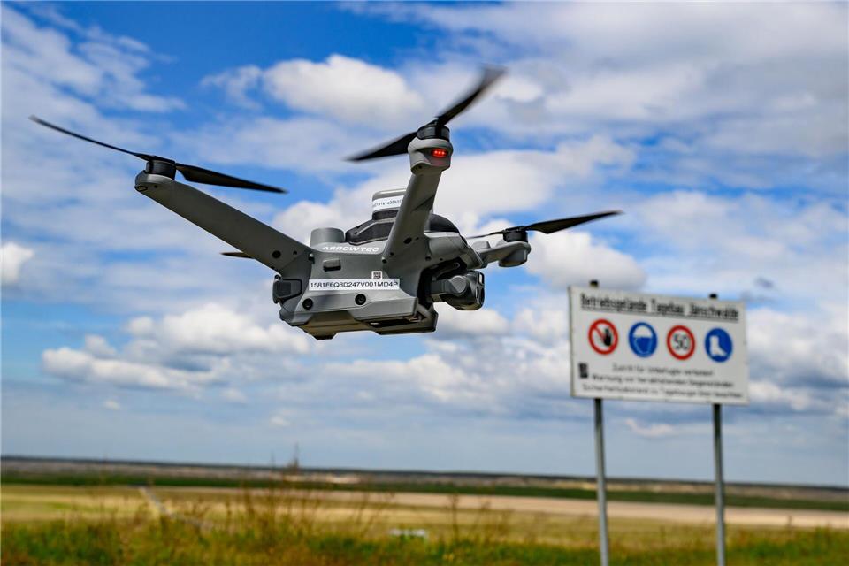 Der Energieversorger Leag setzt zur Sicherung seines Geländes in der Lausitz auch Drohnen ein. Patrick Pleul/dpa