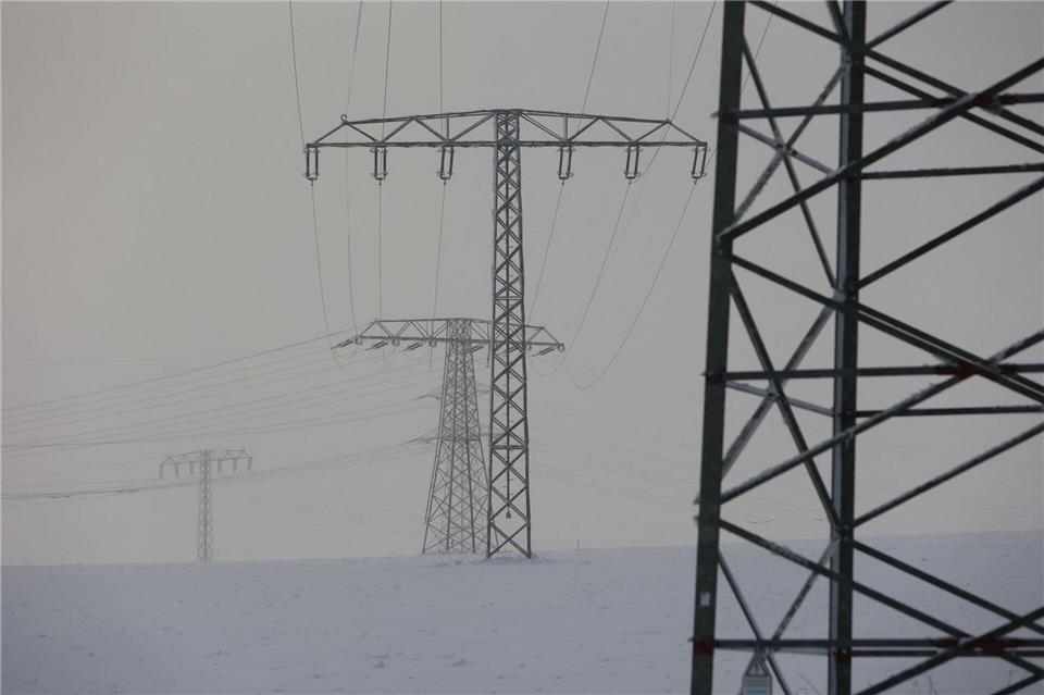 Der Energieversorger Wemag verstärkt die Bereitschaft wegen des Winterwetters.Matthias Bein/dpa