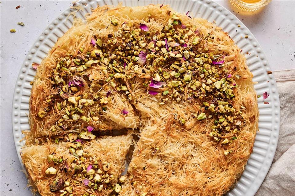 Der Engelshaar-Klassiker Künefe von Bloggerin Shmaila Ullah Daher vereint knusprigen Teig und geschmolzenen Käse.Shmaila Ullah Daher/dpa-tmn