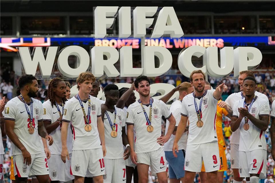 Der Engländer Harry Kane (2vr) gestikuliert neben seinen Teamkollegen (vl) Reece James (24), Djed Spence (25), Anthony Gordon (18), Bukayo Saka (7), Declan Rice (4) und Ezri Konsa (2) bei der Zeremonie nach dem gewonnenen Spiel gegen Frankreich. Rebecca Blackwell/AP/dpa