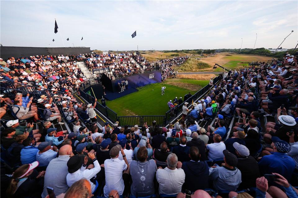 Der Engländer Matthew Baldwin eröffnete die British Open mit dem ersten Abschlag.David Davies/PA Wire/dpa