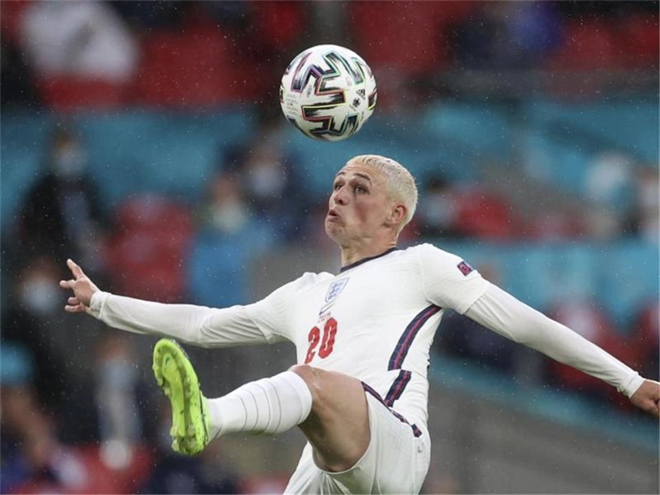 Der Engländer Phil Foden hat sich die Haare blondiert.