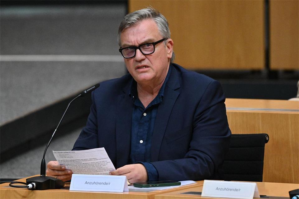 Der Entertainer Hape Kerkeling spricht sich für den Start eines AfD-Verbotsverfahrens aus. (Archivbild)Martin Schutt/dpa