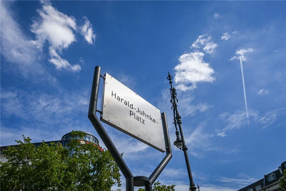 Der Entertainer Harald Juhnke bekommt einen eigenen Platz direkt am Kurfürstendamm. (Archivbild)Jens Kalaene/dpa