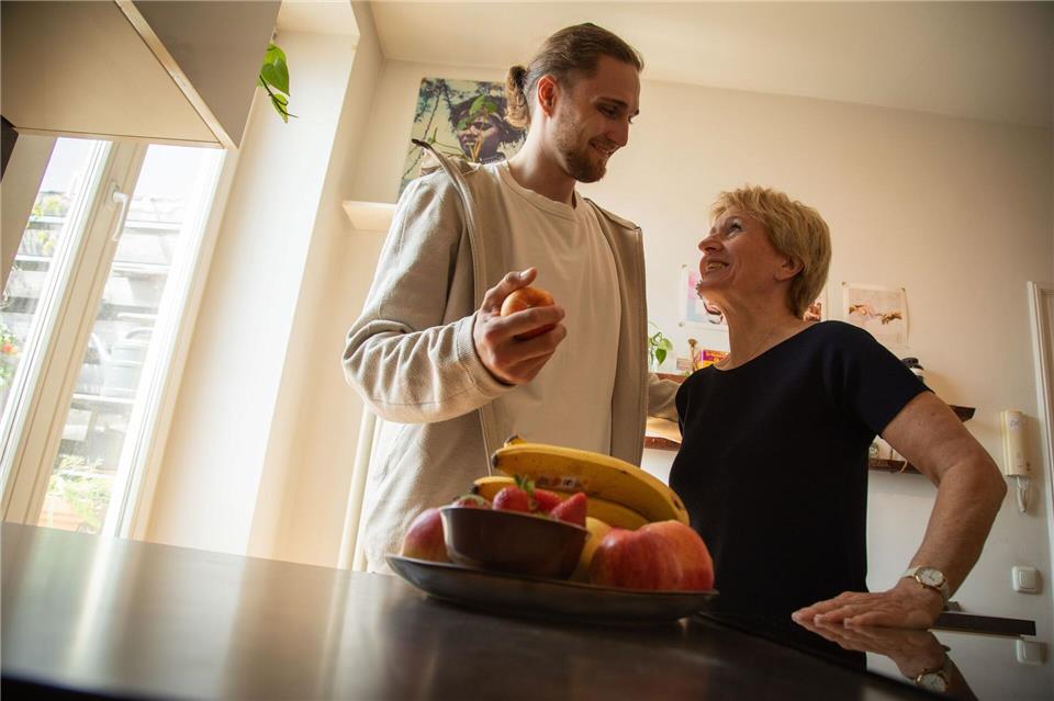 Der Entlastungsbetrag soll pflegende Familien entlasten – etwa durch Haushaltsunterstützung, Begleitung oder Betreuungsangebote.Christin Klose/dpa-tmn
