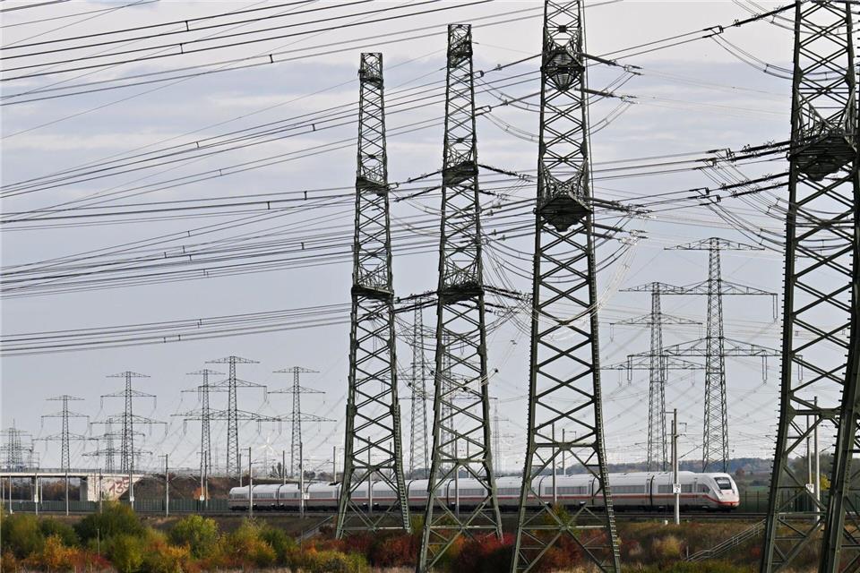 Der Entwurf für das sogenannte Kritis-Dachgesetz sieht bestimmte Schutzverpflichtungen aktuell lediglich für große Energieversorger vor. (Symbolbild) Martin Schutt/dpa