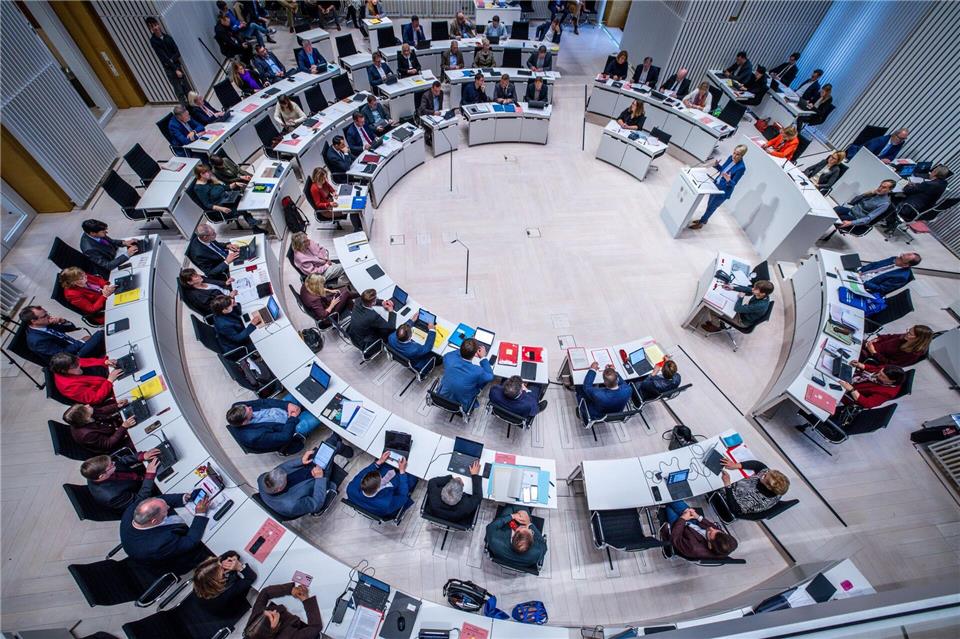 Der Entwurf für die Verfassungsreform wird in einer ersten Lesung im Landtag diskutiert. (Symbolbild)Jens Büttner/dpa