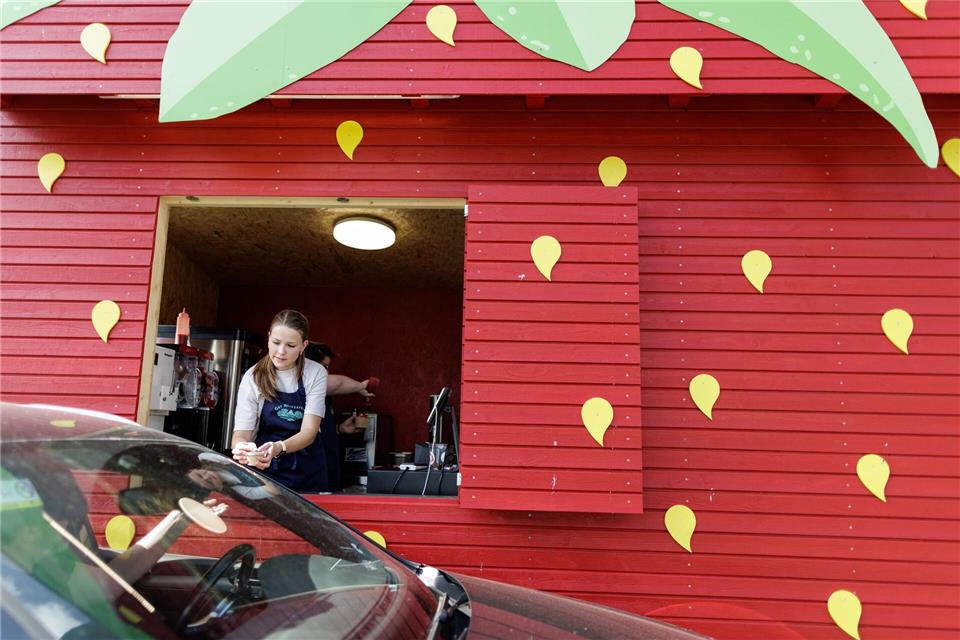 Der Erdbeer-Drive-in sorgt in Sozialen Netzwerken für viel Aufmerksamkeit. David Ebener/dpa