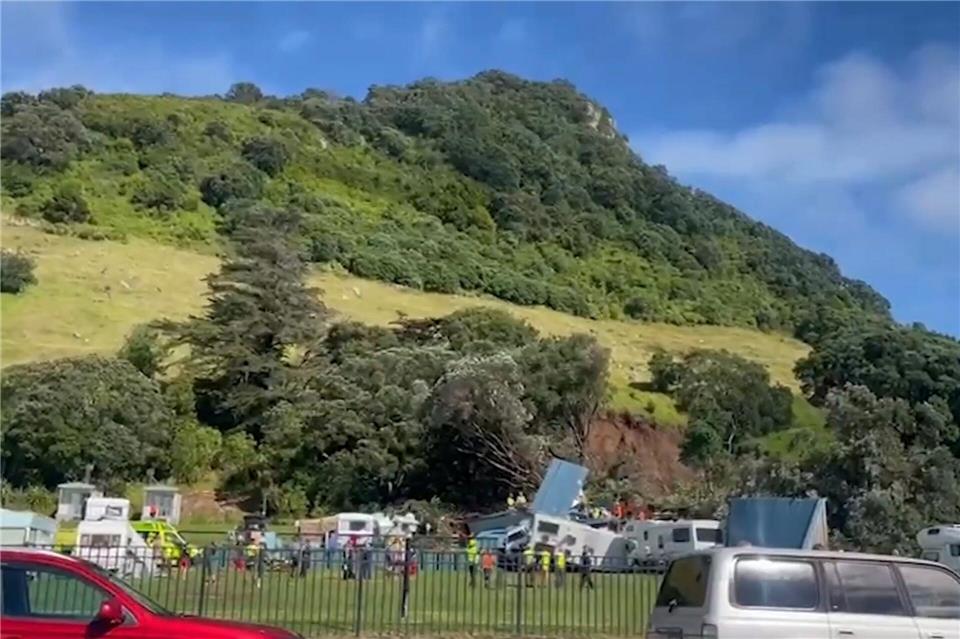 Der Erdrutsch auf einem Campingplatz begrub unter anderem den Toilettenblock. Supplied/Radio NZ/dpa