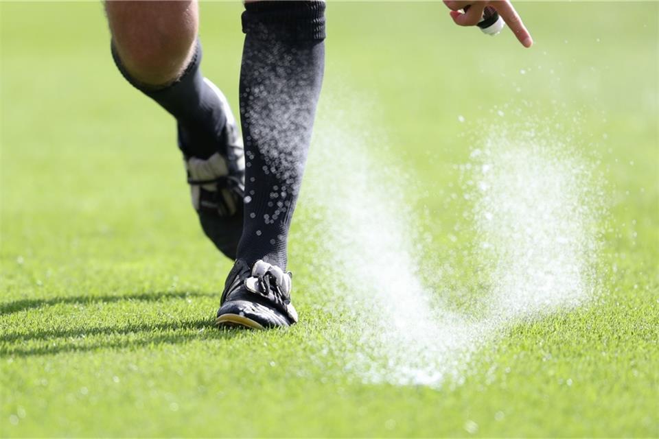 Der Erfinder des Freistoßsprays hat einen Rechtsstreit gegen die FIFA gewonnen.