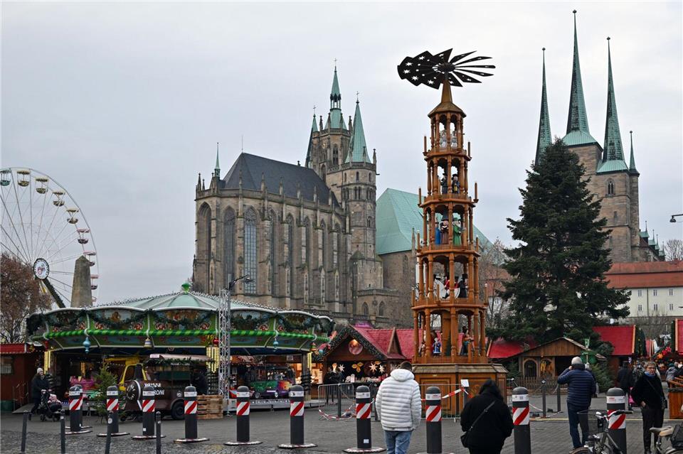 Der Erfurter Weihnachtsmarkt auf dem Domplatz ist bis zum 22. Dezember geöffnet. Auch an vielen anderen Ecken der Stadt locken in der Adventszeit Büdchen mit Glühwein und anderen weihnachtlichen Angeboten. Martin Schutt/dpa