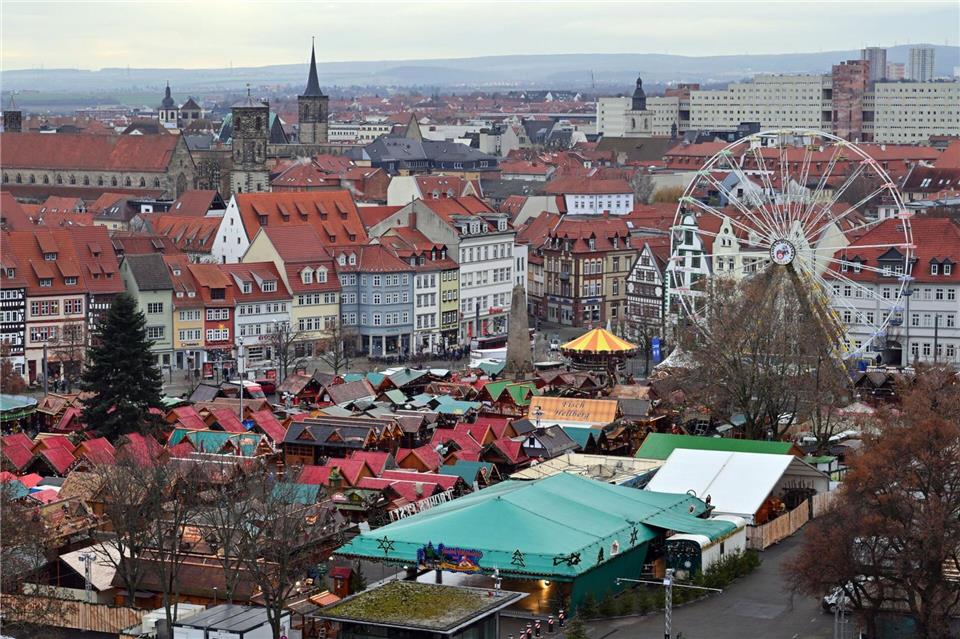 Der Erfurter Weihnachtsmarkt gilt laut Stadt als größter seiner Art in Thüringen. Mehr als eine Million Besucher wurden etwa im vergangenen Jahr auf dem mehrwöchigen Markt auf dem Domplatz gezählt. Martin Schutt/dpa