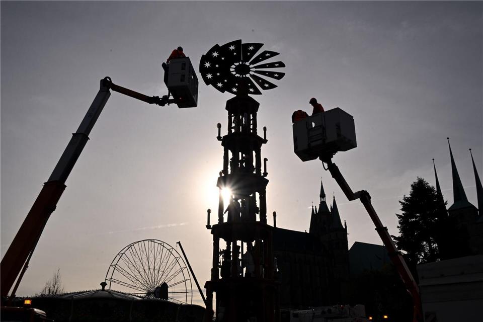 Der Erfurter Weihnachtsmarkt steht in den Startlöchern. (Archivbild)Martin Schutt/dpa