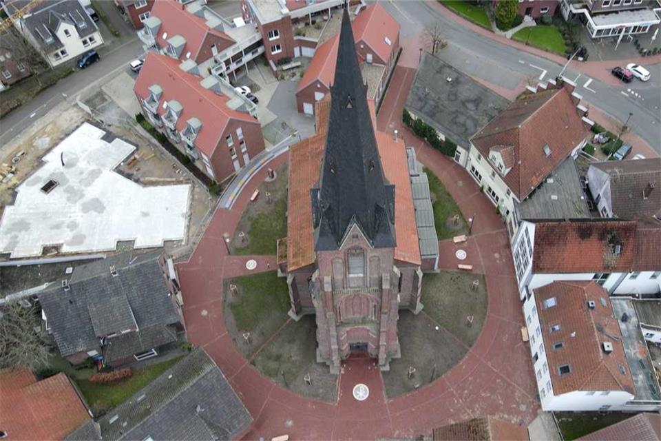 Der Erler Kirchplatz aus der Vogelperspektive.