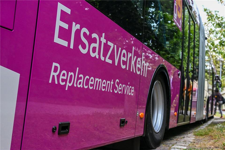 Der Ersatzverkehr mit Bussen bleibt auf vielen Linien noch bis Mitte Juni bestehen. (Archivbild)Jens Kalaene/dpa