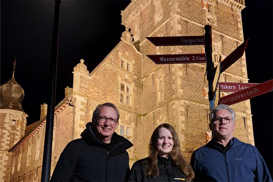 Der Erste Beigeordnete Markus Büsken, Katja Prahs von Westenergie und Bernhard Kösters vom Bauamt schauten sich das neu illuminierte Wasserschloss bei einem Rundgang an.