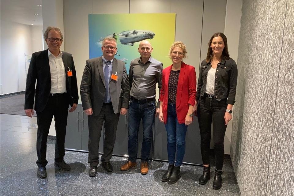 Der Erste Beigeordnete Markus Büsken und Bürgermeister Martin Tesing zeigten sich beeindruckt von der Firma Schmeing, die von Ingo Zimmermann (Werkleiter), Nina Englmeier und Leonie Haverott (Personalabteilung, von links) vorgestellt wurde.