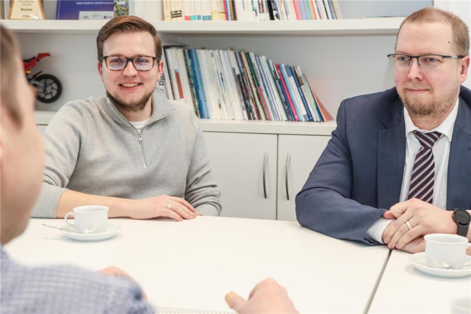 Der Erste Stadtrat Björn Volmering (v. re.) und Stadtbaurat Dave Welling sprechen mit BBV-Redakteur Hans Georg Knapp über den Fortgang des binationalen Projekts „Crossfire“.