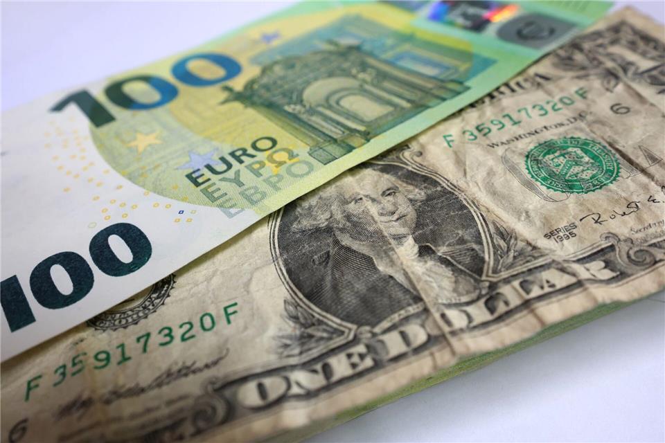Der Euro - im Vergleich zum US-Dollar derzeit die härtere Währung. (Symbolbild)Karl-Josef Hildenbrand/dpa