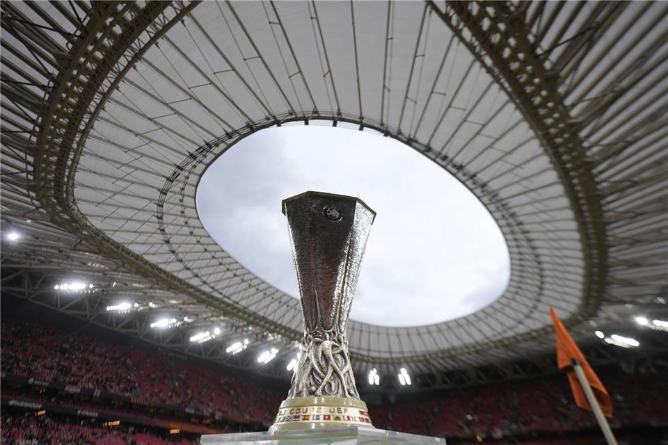 Der Europa-League-Pokal ist mit 15 Kilogramm die schwerste Trophäe der UEFA.Bernat Armangue/AP/dpa